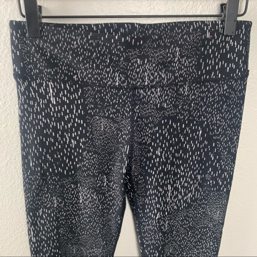 FABLETICS POWER HOLD MID RISE BLACK LEGGINGS - Picture 2 of 5